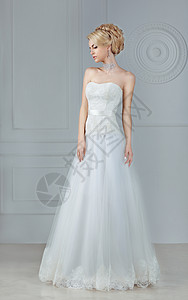 新娘穿着件白色的长裙,身材丰满图片