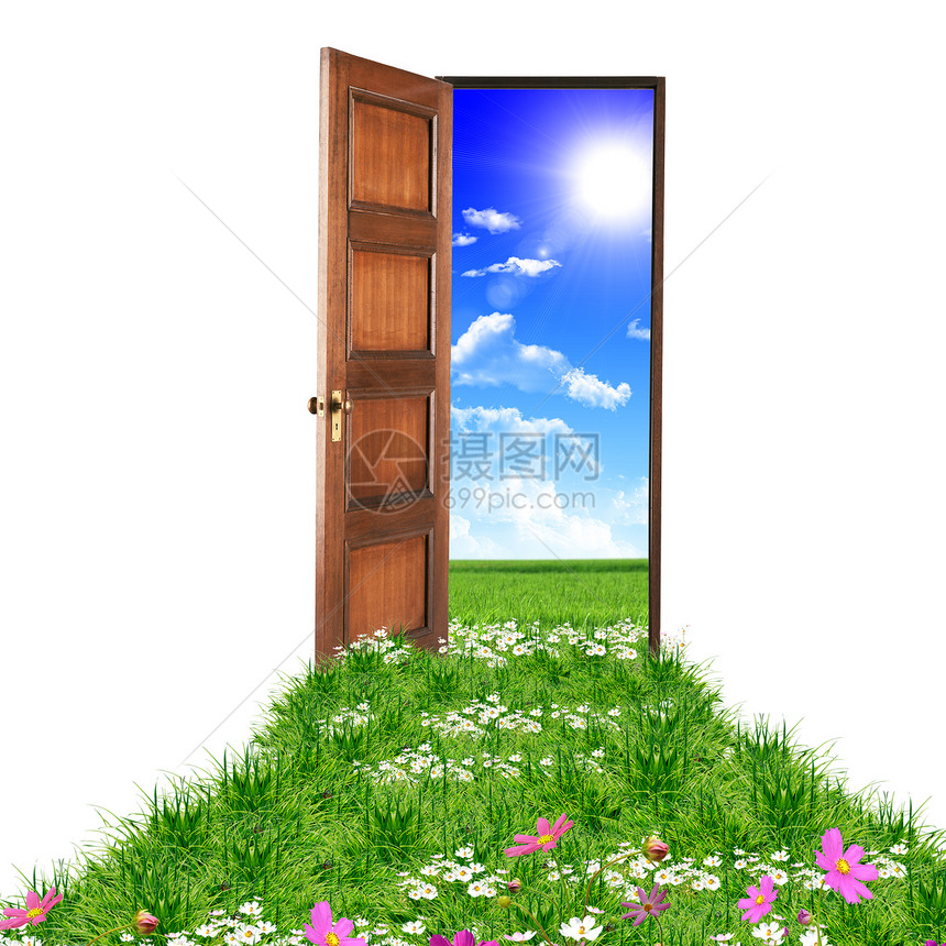 打开门,带来美丽的清洁自然与绿色的草蓝天图片