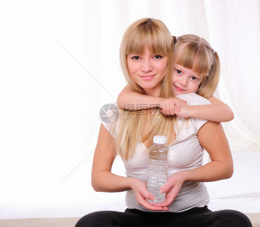 小女孩她妈妈着个水瓶图片