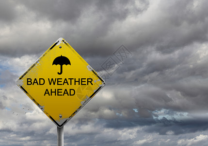 天猫吾折天标志前方暴风雨天空下恶劣天气的黄色警告标志背景