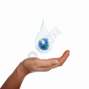 地球与水滴滴水,泥土,手支撑着它环境保护的象征背景