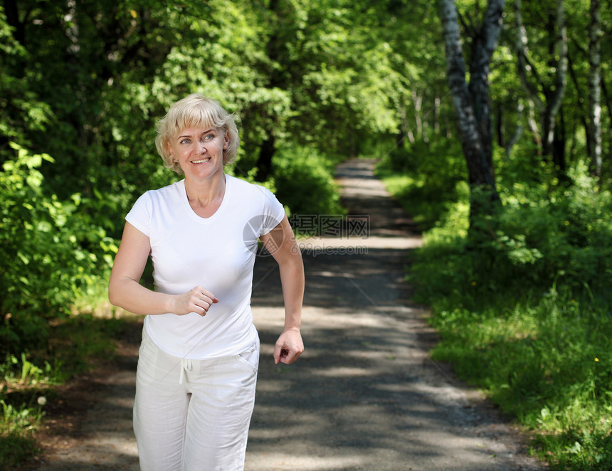 老妇人喜欢公园里跑步健康的生活方式图片
