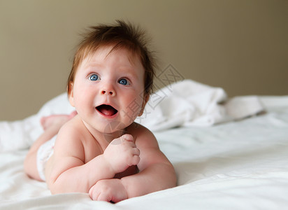 美丽的红毛婴儿蓝色眼睛的肖像图片