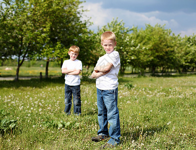 两个双胞胎兄弟草地上户外图片
