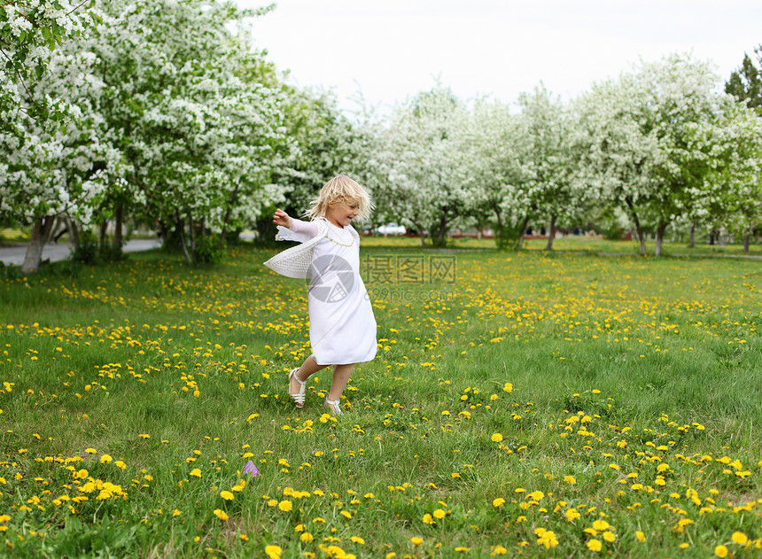 春天公园里穿着白色衣服的小女孩图片