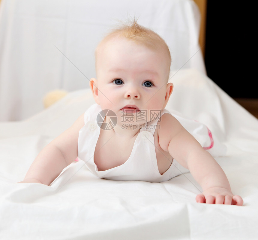 白色可爱的小婴儿的肖像图片