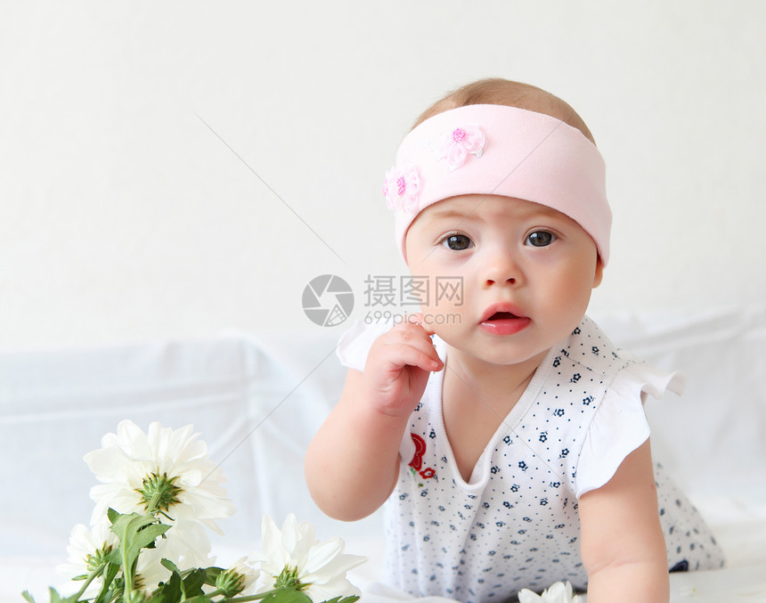 戴帽子的女婴的肖像图片
