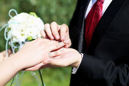 当新郎把戒指放轻新娘的手上时,镜头就会出现图片