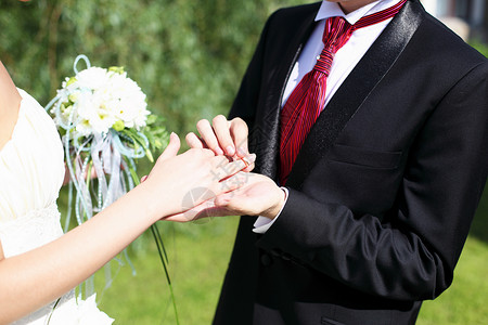 高端就会当新郎把戒指放轻新娘的手上时,镜头就会出现背景