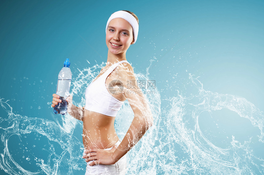 运动女人纯净水运动中的轻漂亮女人戴着瓶纯净水图片
