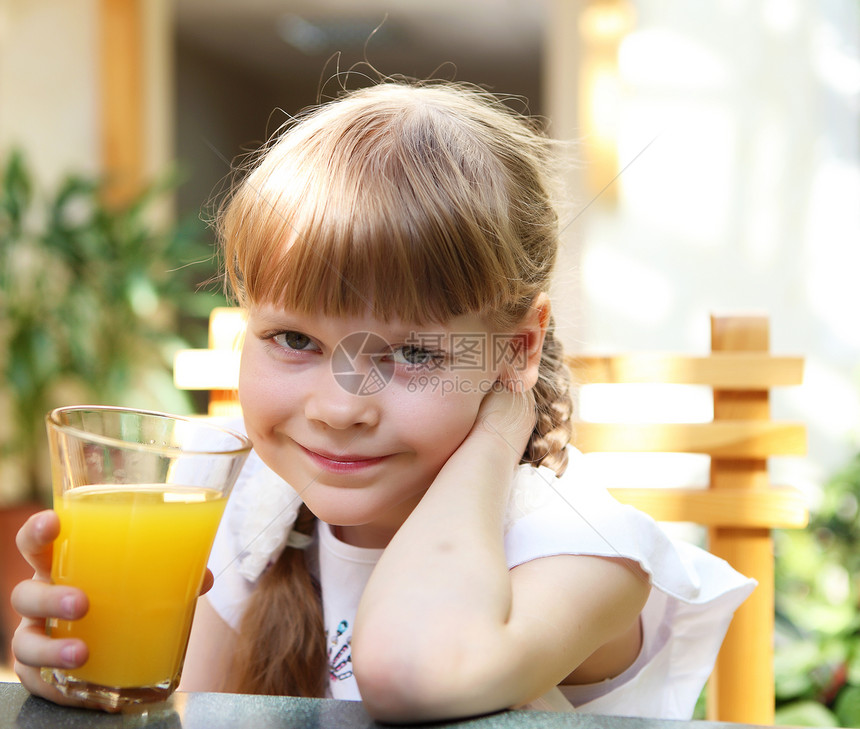 户外橙汁小女孩的肖像图片