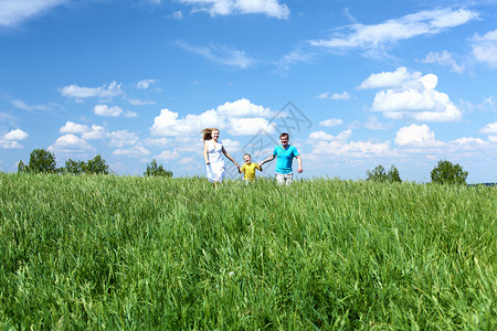 夏天草地上儿子的家庭图片