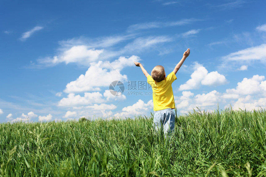 阳光明媚的夏天,小男孩户外图片