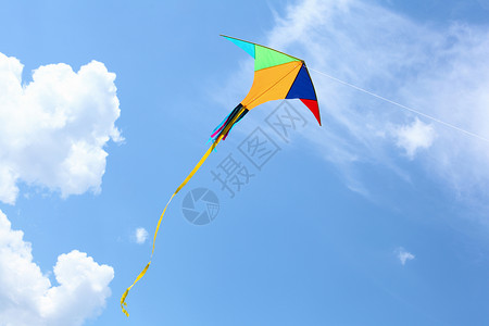 风筝飞翔风风筝蓝色的夏日天空中飞翔背景