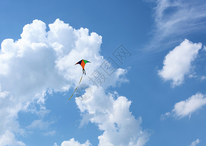 风筝飞满天风风筝蓝色的夏日天空中飞翔背景