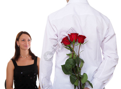 个爱心的男人为他的女人着朵红玫瑰图片