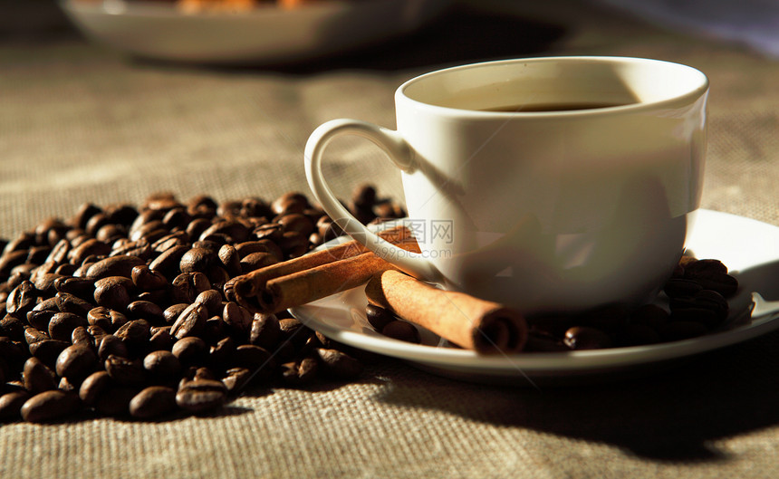 杯加肉桂管咖啡颗粒的咖啡图片