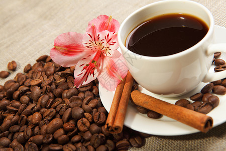 杯咖啡,管肉桂朵粉红色的花图片