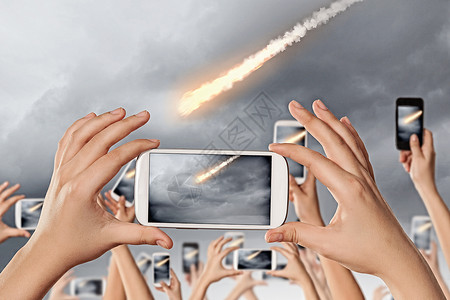 坠落的陨石人们手机相机上拍摄坠落陨石的照片图片
