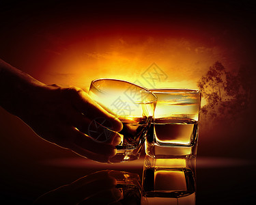 两杯威士忌手着两杯威士忌中的杯,自然插图图片