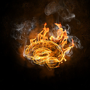 火中的人脑人类大脑黑色背景下燃烧火焰图片