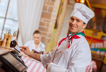 咖啡馆的厨师英俊厨师终端插入卡的图像图片