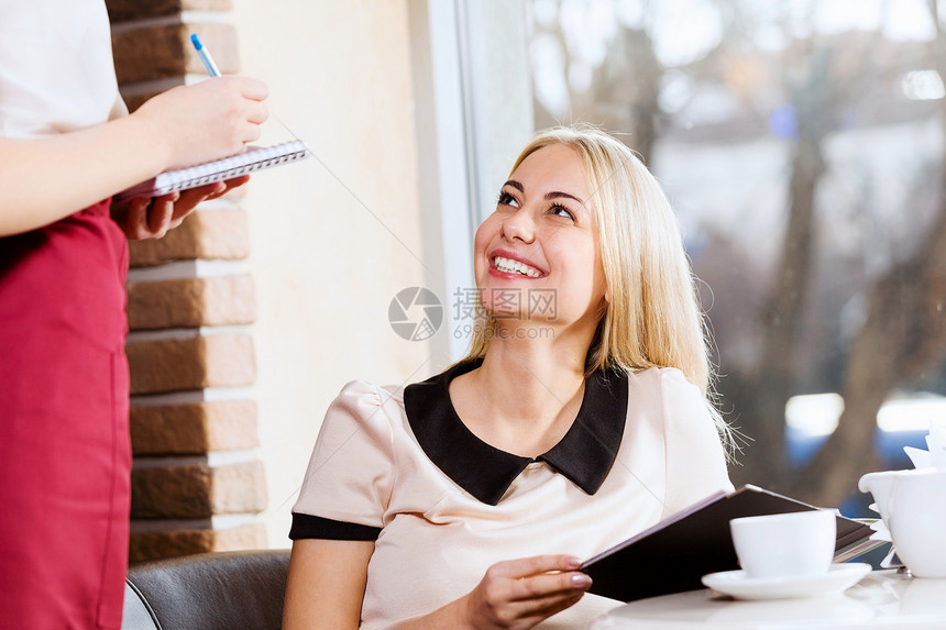 咖啡馆的女人轻迷人的女人餐馆点菜图片