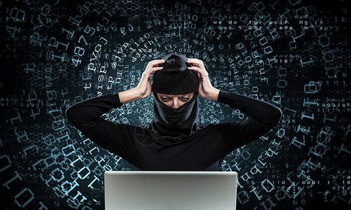 抢劫犯互联网安全穿深色衣服的黑客女人数字背景下用笔记本电脑设计图片