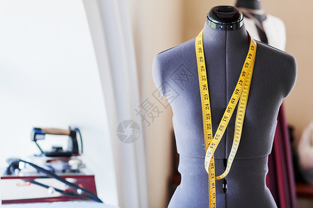 空的人体模型黑色假人与测量磁带裁缝工作室图片