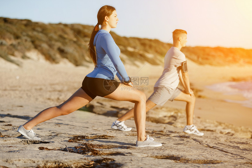 轻夫妇海滩训练轻夫妇海滩训练锻炼图片