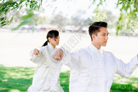 人们公园练泰拳人们夏天公园练泰拳背景图片