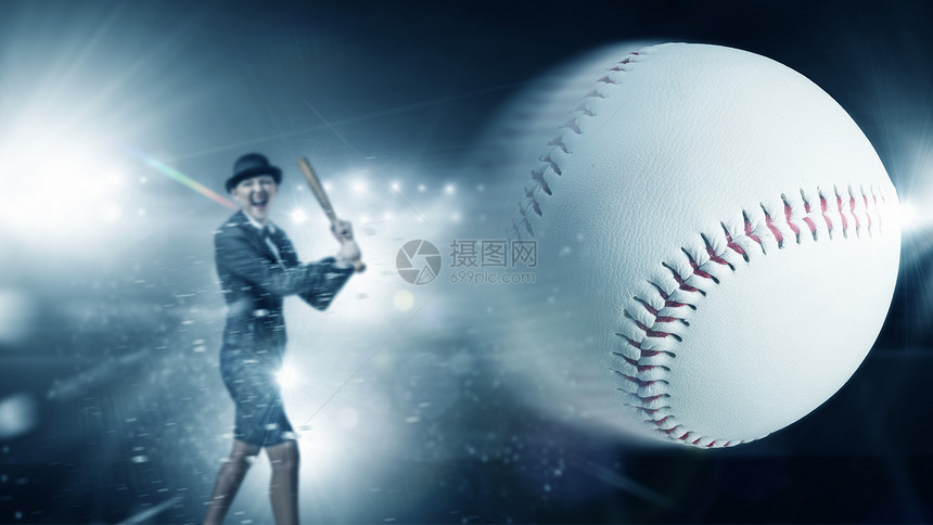 棒球女孩训练穿着西装圆柱体的轻女子用棒球棒击球图片