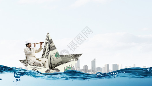 女生用望远镜商人用美元钞票的船成功的商人金融海洋中乘船航行设计图片