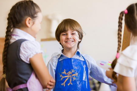 孩子们画画小孩子幼儿园画画玩耍图片