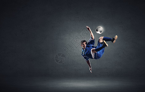 足球运动员跳高的足球运动员球图片