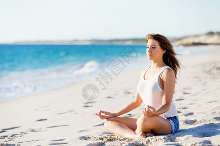 轻的女人海滩上放松轻漂亮女人沙滩上放松冥想的肖像图片