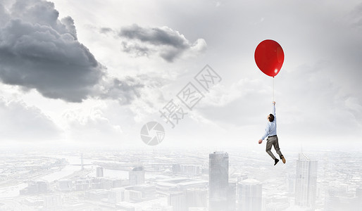 轻成功的商人乘彩色气球飞行天空中飞翔的人图片