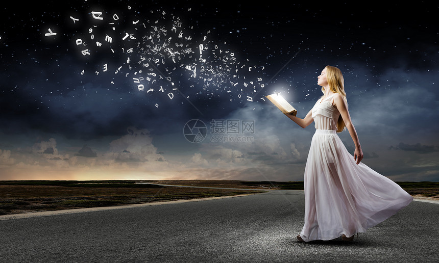 书籍教育穿着白色长裙的轻女人手里着书图片