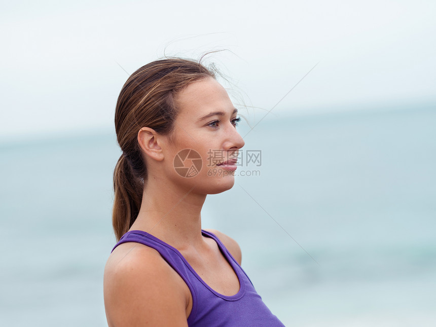 运动的轻女人站海边图片
