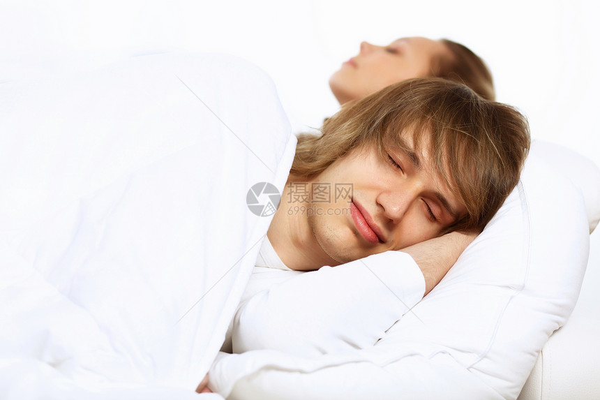 轻人他的妻子上床睡觉图片