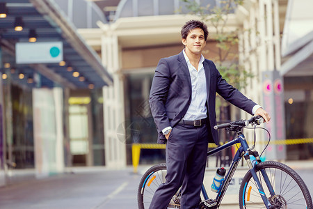 节油成功的商人骑自行车成功的商人城市里骑自行车背景