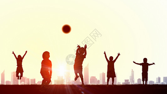 快乐粗心的童群孩子夕阳的背景下欢快地跳高的剪影背景图片