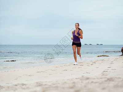 运动的轻女人海边跑步图片