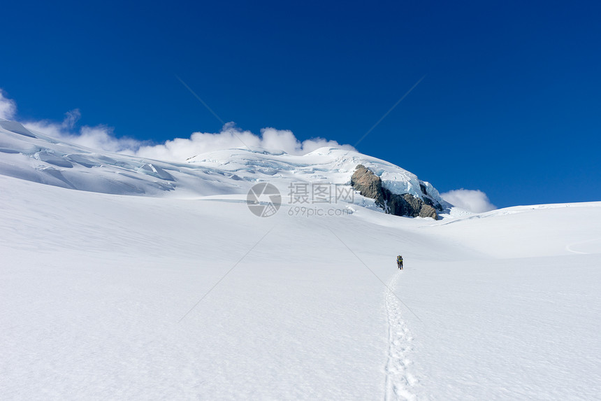 新西兰人们走新西兰山脉的雪地里图片