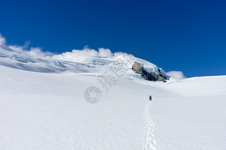 新西兰人们走新西兰山脉的雪地里背景图片