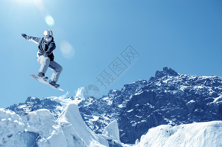 滑雪板滑雪者晴朗的天空中跳得很高高清图片