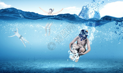 伟大的暑假学龄儿童戴着潜水具水里跳跃背景图片