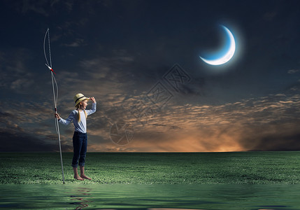 小渔夫可爱的女孩晚上带着钓鱼竿看着很远高清图片