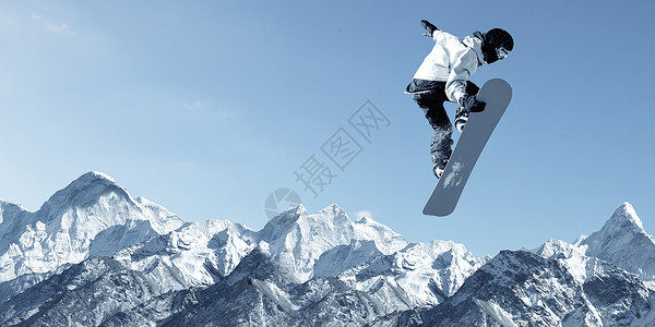滑雪运动滑雪者晴朗的蓝天上跳高背景图片