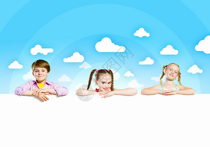带横幅的孩子可爱的孩子着空白的白色横幅的形象文字的位置背景图片